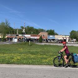 Kleines Dorf mit schmackhaften Eis und Antiquitätenläden
