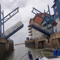 Exmouth bride open8ng for Fino to leave