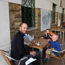 Morgenessen für einmal am Tisch in der Herberge
