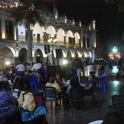 Volle Restaurants mit Live Musik