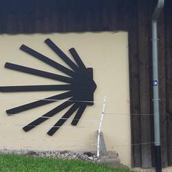 Wegzeichen in klein und übergroß