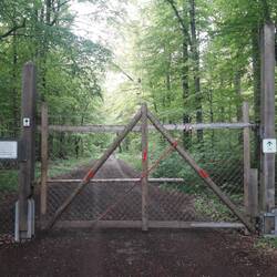 Die Tore kann man passieren mit der Verpflichtung, das Gatter wieder zu schließen.