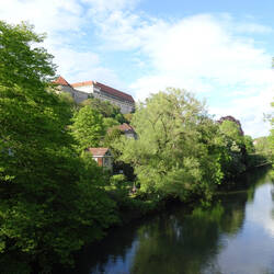 Blick von der Neckarbrücke auf Schloss Hohentübingen