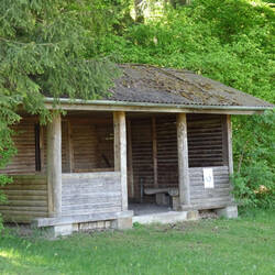Schutzhütte am Spielplatz Ortsausgang von Dettingen