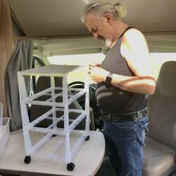 Das Regal wurde erst zusammengebaut und in den Schrank eingefügt, bevor es losging.