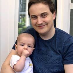 Der glückliche Vater mit seinem Sohn, den er immer ein absolutes Engelchen nennt.