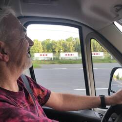 Die letzten 20 Minuten fallen wir am Rhein lang. Wunderschön im Abendlicht