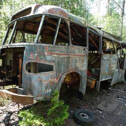Direkt neben der Hütte steht ein ganzer Bus.