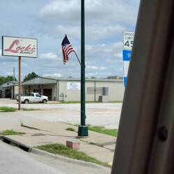 That bit of blue and white sign behind the post is the Arkansas state line notice...