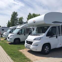 Auf einem coolen Stellplatz für 99 Wohnmobile gestanden für 20 Euro.