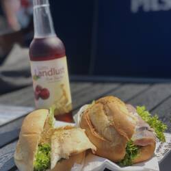 Unser erstes Fischbrötchen, und seit langem mal wieder in einer Gastronomie und bei Sonnenschein.