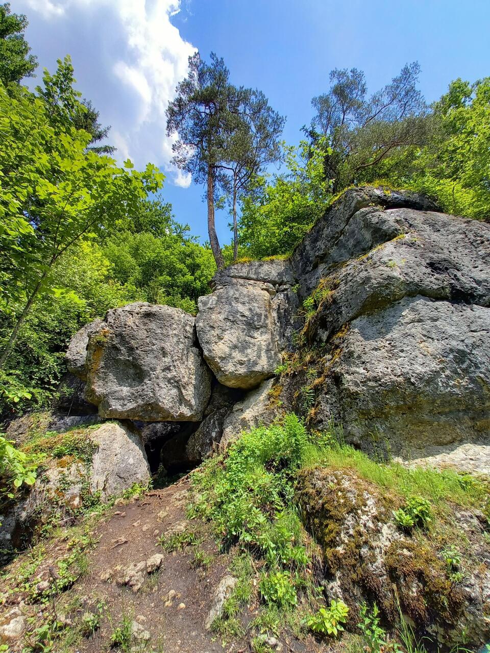 Wanderweg führte durch das Loch