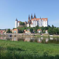 rechts im Bild: die (weiße) Albrechtsburg, blaues Gebäude=Amtsgericht, schwarze Türme = Dom
