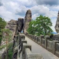 Noch viel seltener: menschenleere Brücke für einen Wimpernschlag