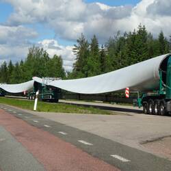 Aus der Nähe immer wieder beeindruckend: Rotorblätter von Windgeneratoren.