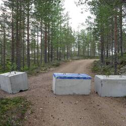 Betonklötze auf norwegischer Seite, um den ohnehin kaum passierbaren Fahrweg gänzlich zu versperren.