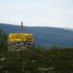 Weit sichtbare Grenzmarkierung