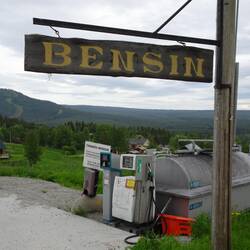 Abenteuerliche Kreditkartentankstelle direkt neben der Kirche in Tannäs