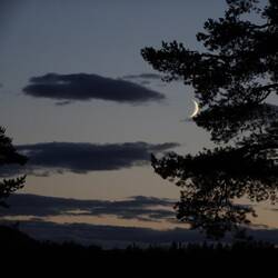 Abends ist wieder fast klarer Himmel.