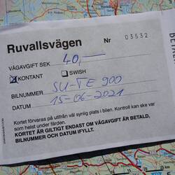 Mit Quittung zum selber Ausfüllen, Geldeinwurf und Schranke von Hand öffnen.