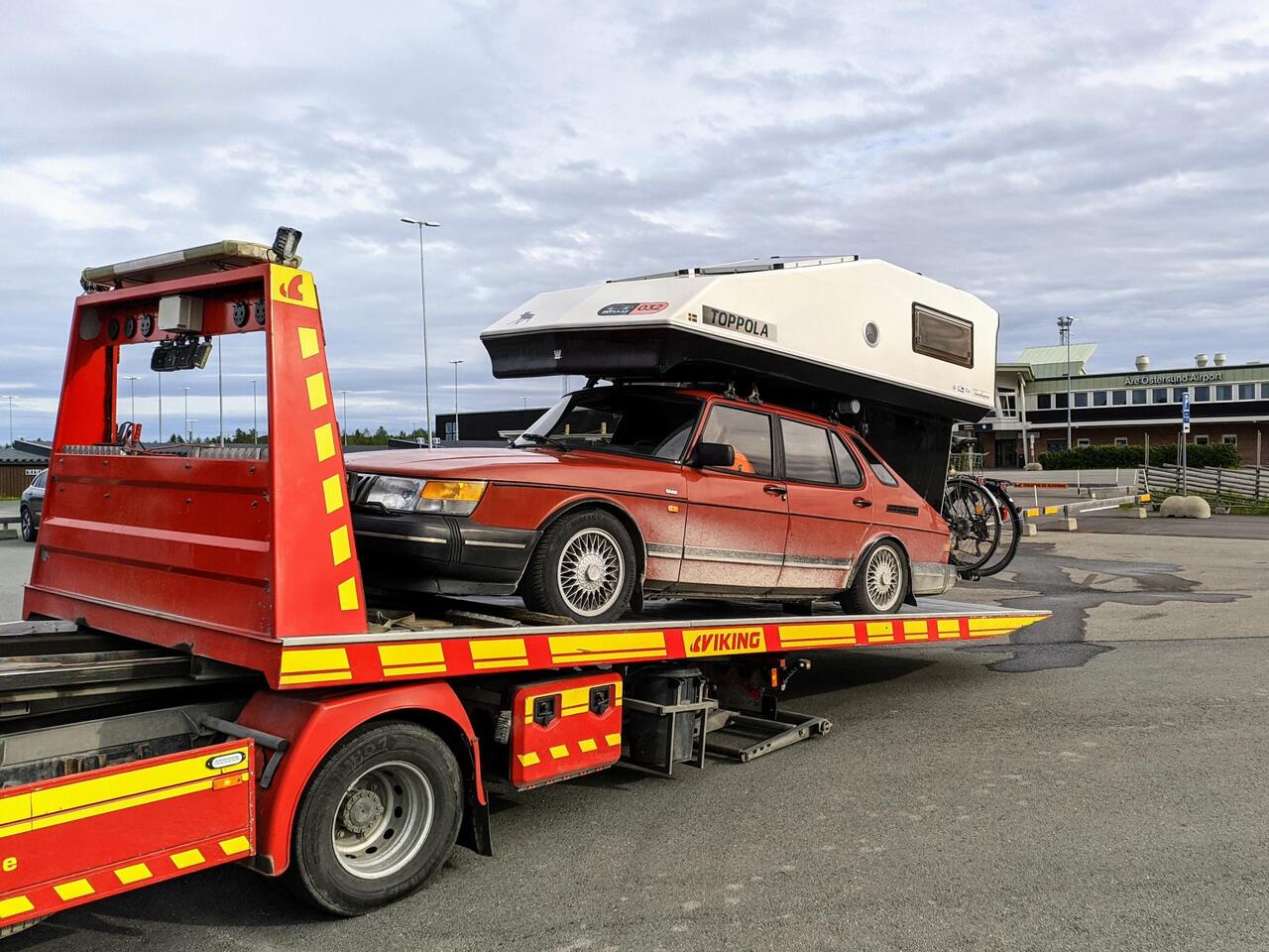 Abschleppdienst auf dem Parkplatz vom Flughafen Åre Östersund
