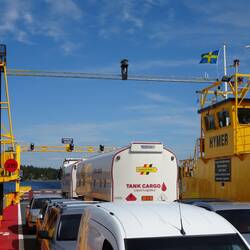 Die Fähre wird während der Fahrt vom Tankwagen betankt.