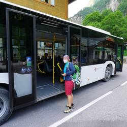 Mit 3 anderen Menschen waren wir die einzigen Touristen die den ersten Bus nahmen