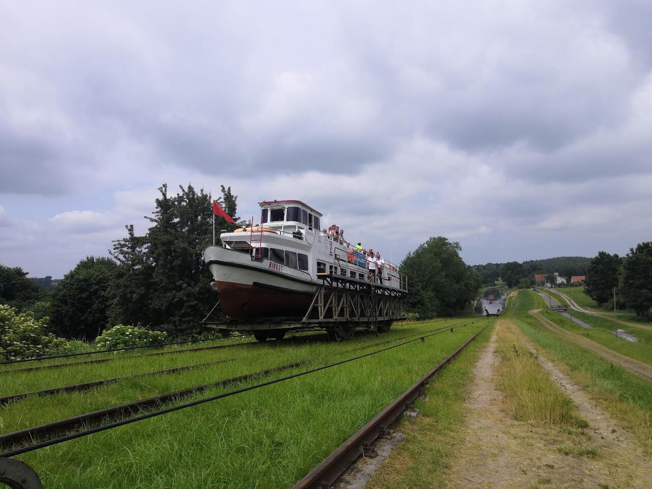 Ein Schiff auf einem Rollwagen am Oberlandkanal