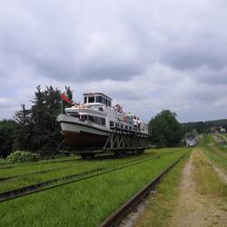 Ein Schiff auf einem Rollwagen am Oberlandkanal