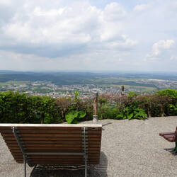 Sitz- und Liegebänke gegenüber dem Gasthaus Dreifaltigkeitsberg