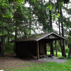Hütte mit Grillplatz am Lupfenabstieg nach Talheim