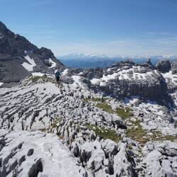 Die spitzigen, wasser-zerfressene Felsen erfordern konzentriertes laufen.