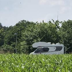 Wir standen direkt am Feld, es war nachts richtig feucht und kalt. Das nach der heißen Woche