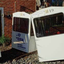 Einige Gondeln stehen oder liegen draußen herum, noch mehr sind in einer Halle untergebracht.