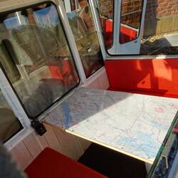 4 Personen passten in einer Gondel, in der Mitte ein Klapptisch mit großer Landkarte der Fahrtstrecke.