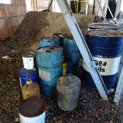 Die Ölfässer sind noch gefüllt.