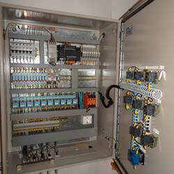 Der Schaltschrank hat Strom und funktioniert - eine Seilbahn ist jedoch nicht mehr angeschlossen.