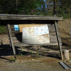 Am schwarzen Brett, das schon fast umfällt, hängt noch die Verkaufsanzeige von 2018.