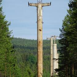 In die dicke Stütze hinten kann man innen hineinklettern.