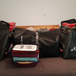 Klamotten und halbe Camping-Ausrüstung für 15 Tage