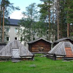 Die Hütten dienen als vorübergehende Behausungen in der Stadt ...