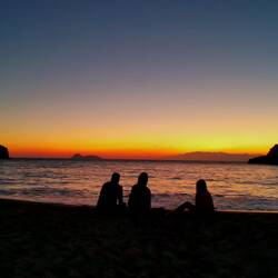 It's not the Mallory Square in Key West, but you can celebrate the sunset in Matala, too 😍😍😍!
