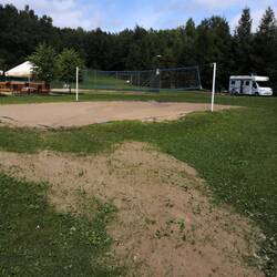 Ein starkes Gewitter in der Nacht hat fast alles unter Wasser gesetzt und hier den Sand weg gespült