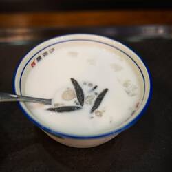 又去吃了一碗鸡屎藤。。嗯……不咋地