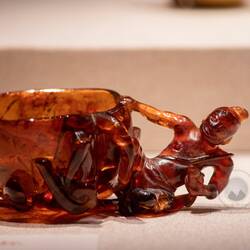 渔翁戏荷琥珀杯，明，南京江宁将军山沐启元墓出土