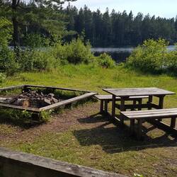 mit Feuerstelle direkt am See