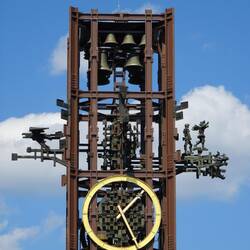 ... und alter Glockenturm, abgebaut am vorigen Standort.