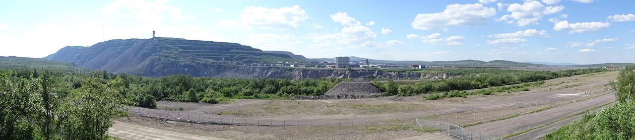In Hintergrund das Bergwerk, im Vordergrund die ehemalige Trasse der E10