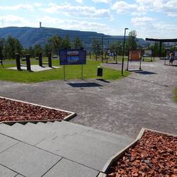 Ziegeln des abgerissenen, alten Rathauses integriert in einen vorübergehenden Park