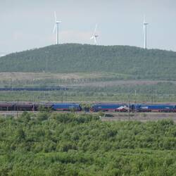 Einer der schweren Züge mit Doppellok, die das Erz über die Berge in den norwegischen Seehafen Narvik beförder